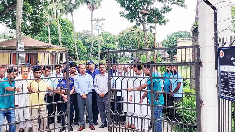 বন্ধ হওয়ার দুদিন পর দর্শনার্থীদের জন্য আবারও উন্মুক্ত রবীন্দ্র কাছারিবাড়ি বন্ধ হওয়ার দুদিন পর দর্শনার্থীদের জন্য আবারও উন্মুক্ত রবীন্দ্র কাছারিবাড়ি