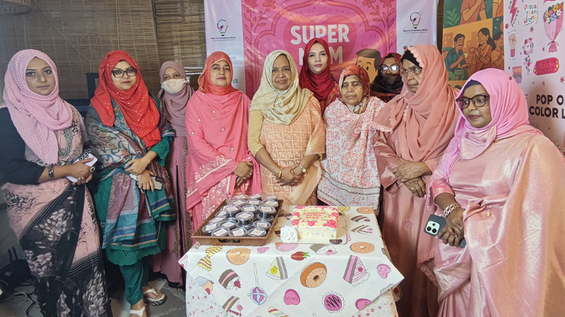 ১৭ মা পেলেন পপ অব কালারের ‘সুপারমম অ্যাওয়ার্ড’ ১৭ মা পেলেন পপ অব কালারের ‘সুপারমম অ্যাওয়ার্ড’