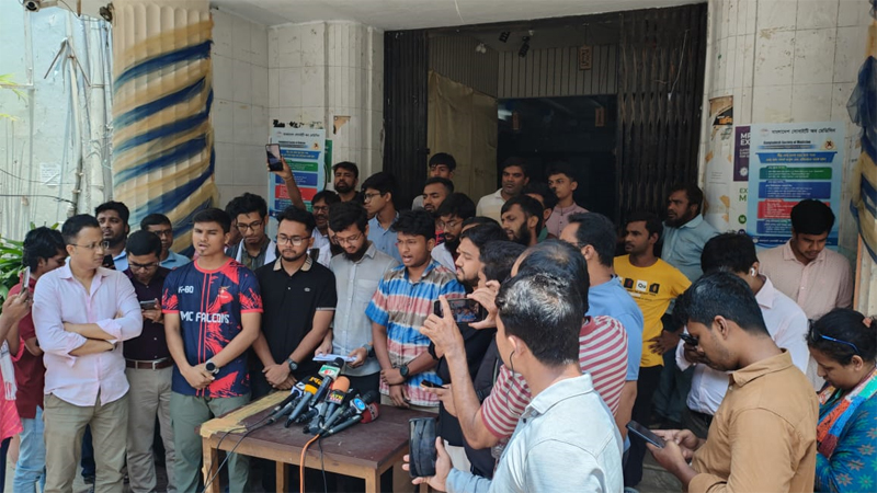 পাঁচ দাবি আদায়ে ২৪ ঘণ্টার আল্টিমেটামে ঢামেক শিক্ষার্থীরা, হল ছাড়েননি কেউ