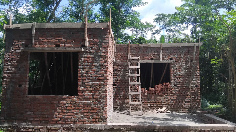 বৃষ্টিতে গলে পড়ছে ভবনের ইট বৃষ্টিতে গলে পড়ছে ভবনের ইট