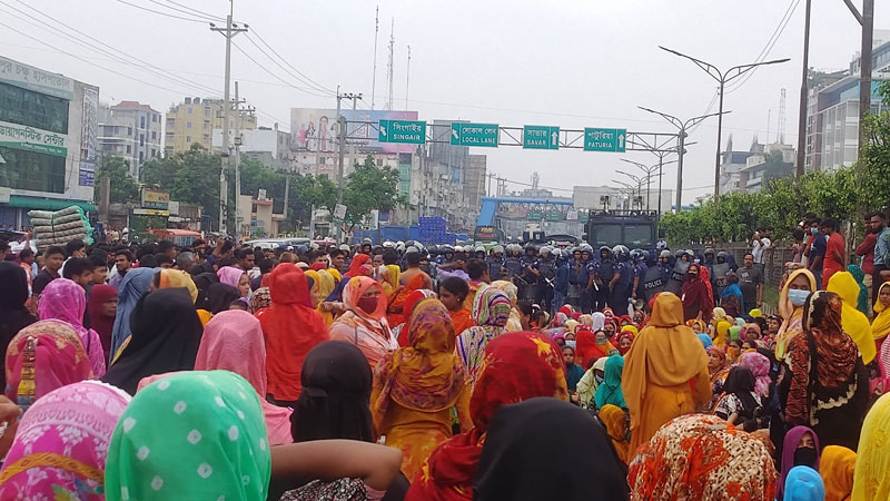 মহাসড়ক অবরোধ করে শ্রমিকদের বিক্ষোভ মহাসড়ক অবরোধ করে শ্রমিকদের বিক্ষোভ