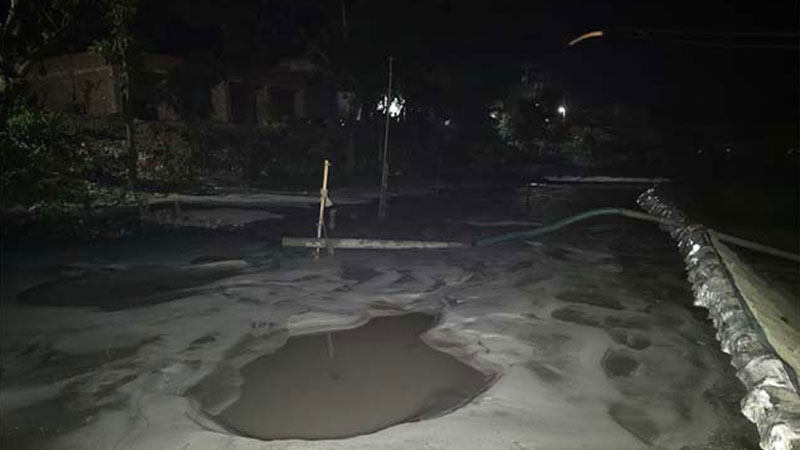 নদীর বালু দিয়েই ভরাট হচ্ছে কালীগঙ্গার তীর নদীর বালু দিয়েই ভরাট হচ্ছে কালীগঙ্গার তীর