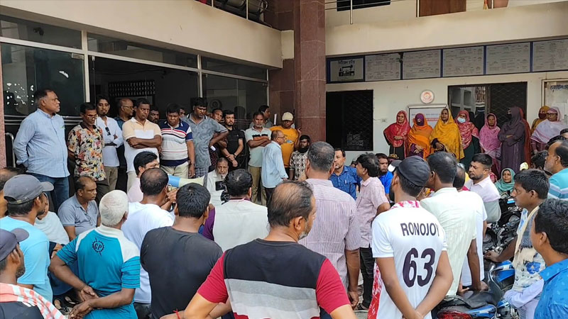 ২৬ মাসের বেতন বকেয়া কর্মবিরতিতে সেবায় বিঘ্ন ২৬ মাসের বেতন বকেয়া কর্মবিরতিতে সেবায় বিঘ্ন