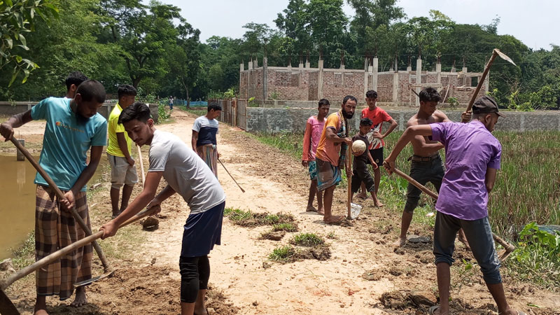 জরাজীর্ণ রাস্তা স্বেচ্ছাশ্রমে মেরামত, পাকাকরণের দাবি জরাজীর্ণ রাস্তা স্বেচ্ছাশ্রমে মেরামত, পাকাকরণের দাবি
