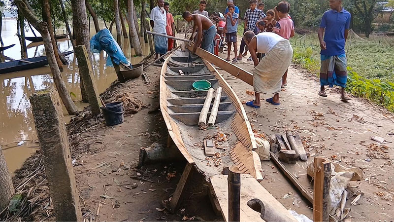 নৌকা বানিয়ে বছরে আয় ৫ লাখ নৌকা বানিয়ে বছরে আয় ৫ লাখ
