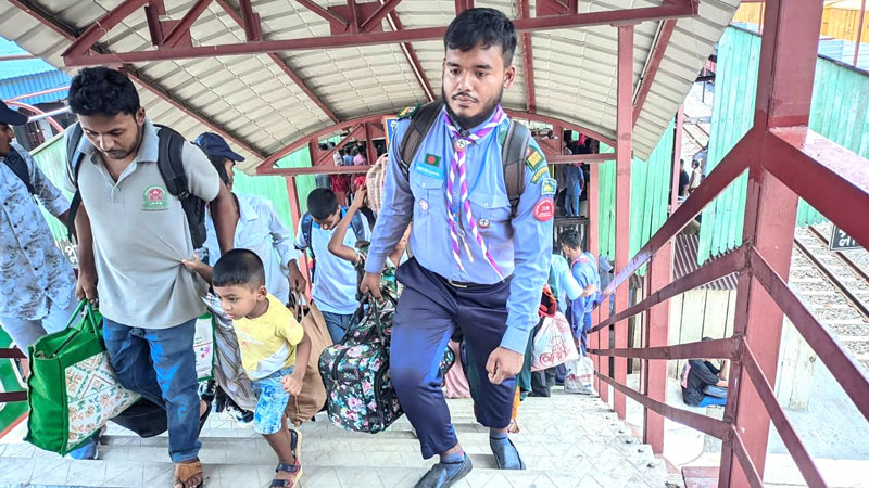 স্কাউটদের উদ্যোগে নির্বিঘ্নে গন্তব্যে গেলেন ট্রেনযাত্রীরা স্কাউটদের উদ্যোগে নির্বিঘ্নে গন্তব্যে গেলেন ট্রেনযাত্রীরা