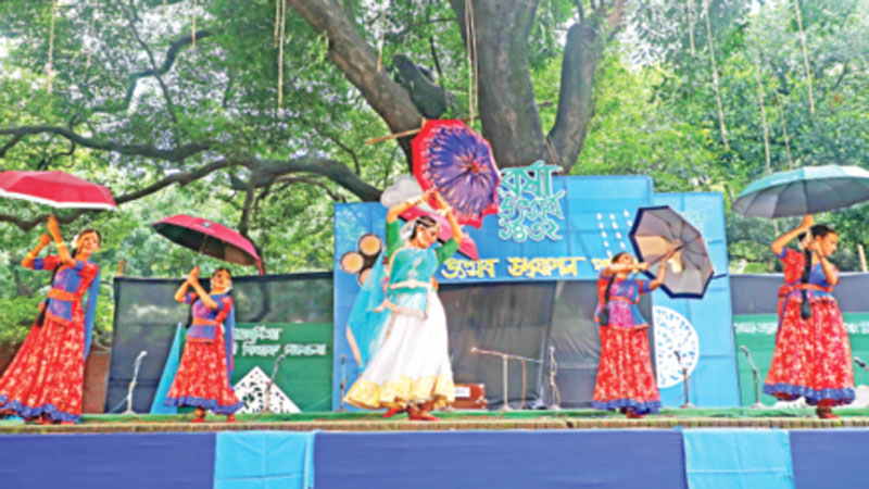 বকুলতলায় বৃষ্টির সুর বকুলতলায় বৃষ্টির সুর