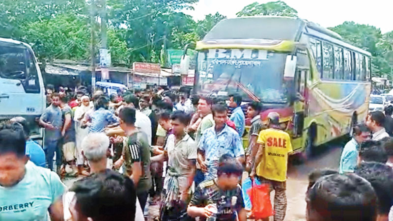 চাঁদাবাজির অভিযোগে দোকান বন্ধ, সড়ক অবরোধ চাঁদাবাজির অভিযোগে দোকান বন্ধ, সড়ক অবরোধ