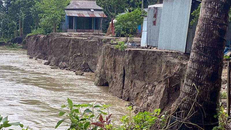 ‘কখন জানি ভিটা-বাড়ি যায় পানির শব্দে গলা শুকায়’ ‘কখন জানি ভিটা-বাড়ি যায় পানির শব্দে গলা শুকায়’