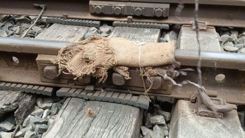 ভাঙা রেললাইনে পাটের বস্তা দিয়ে পার করা হলো ৪ ট্রেন ভাঙা রেললাইনে পাটের বস্তা দিয়ে পার করা হলো ৪ ট্রেন