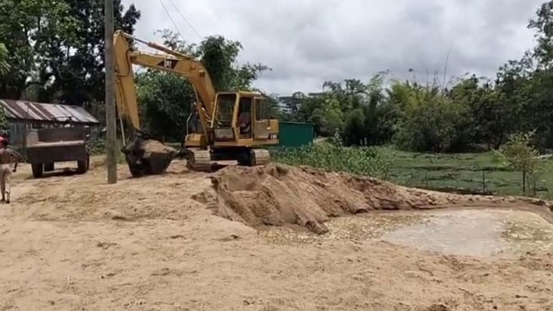 রাস্তার গর্ত ভরাটের নাম করে অবৈধ বালু ব্যবসা রাস্তার গর্ত ভরাটের নাম করে অবৈধ বালু ব্যবসা