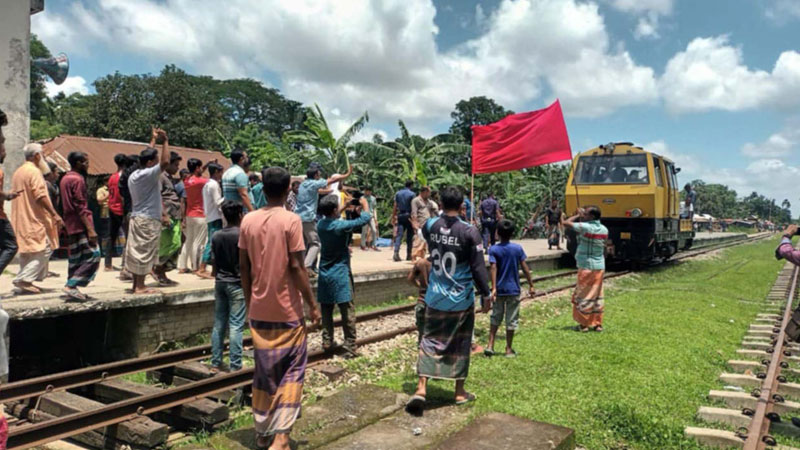 রেল কর্মকর্তাদের আটকিয়ে কর্মীর বিরুদ্ধে অভিযোগ রেল কর্মকর্তাদের আটকিয়ে কর্মীর বিরুদ্ধে অভিযোগ