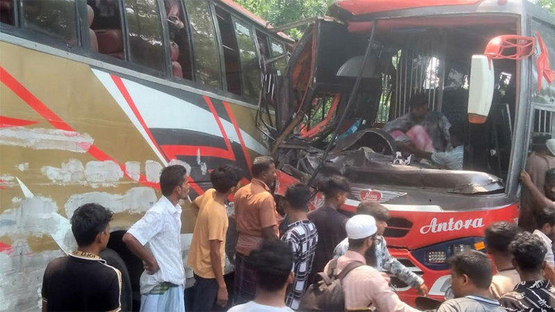 পাশাপাশি কবরে বাবা ও দুই ছেলে, পরিবারে মাতম পাশাপাশি কবরে বাবা ও দুই ছেলে, পরিবারে মাতম