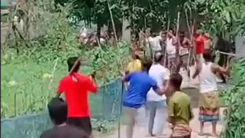 থানা থেকে আসামি ছাড়ানোকে কেন্দ্র করে দু’পক্ষে সংঘর্ষ, আহত ৪০ থানা থেকে আসামি ছাড়ানোকে কেন্দ্র করে দু’পক্ষে সংঘর্ষ, আহত ৪০