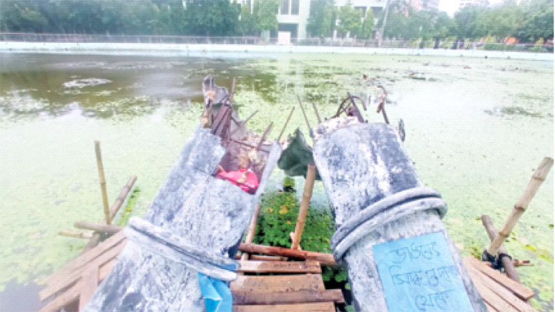 ভাঙা হলো ভাস্কর্য ‘অঞ্জলি লহ মোর’ ভাঙা হলো ভাস্কর্য ‘অঞ্জলি লহ মোর’