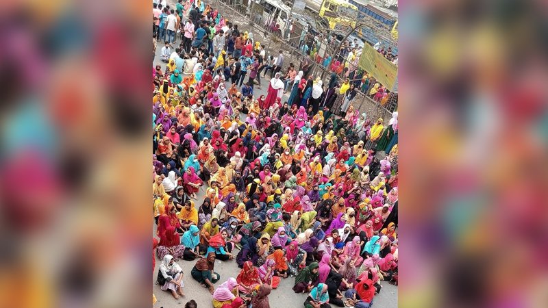ঈদের ছুটি বাড়ানোর দাবিতে গাজীপুরে মহাসড়ক অবরোধ করে বিক্ষোভ ঈদের ছুটি বাড়ানোর দাবিতে গাজীপুরে মহাসড়ক অবরোধ করে বিক্ষোভ
