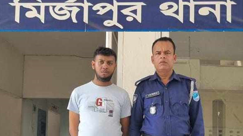 নারী ক্রেতাদের পর্নোগ্রাফি তৈরি, দোকানি গ্রেপ্তার নারী ক্রেতাদের পর্নোগ্রাফি তৈরি, দোকানি গ্রেপ্তার