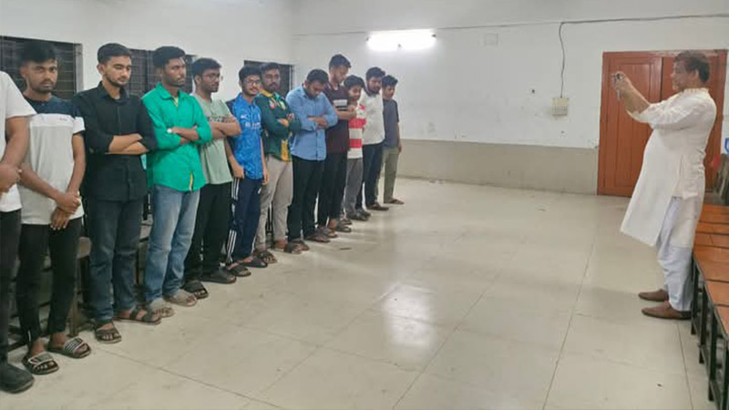 শেকৃবিতে গভীর রাতে শিক্ষার্থীদের র্যাগিং, উদ্ধার করলেন উপাচার্য শেকৃবিতে গভীর রাতে শিক্ষার্থীদের র্যাগিং, উদ্ধার করলেন উপাচার্য