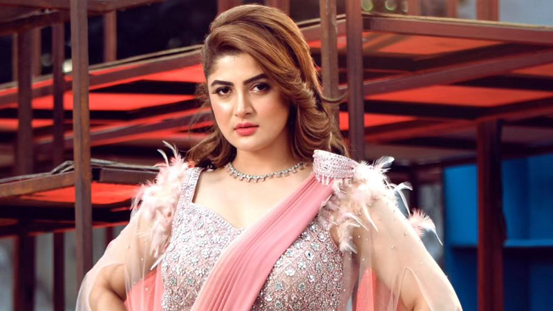 কটাক্ষের শিকার শ্রাবন্তী কটাক্ষের শিকার শ্রাবন্তী