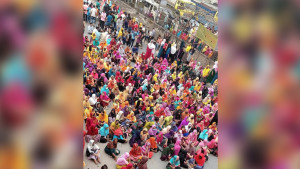 ঈদের ছুটি বাড়ানোর দাবিতে গাজীপুরে মহাসড়ক অবরোধ করে বিক্ষোভ