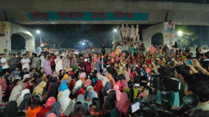 মধ্যরাতে উত্তাল ঢাবি, ধর্ষকদের মৃত্যুদণ্ড দাবি
