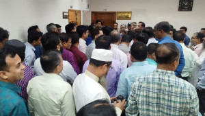 এনআইডি সেবা স্থানান্তরের প্রতিবাদে অবস্থান কর্মসূচি