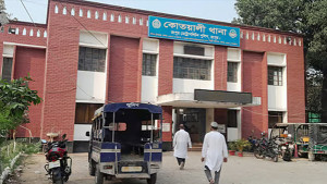 উপপুলিশ কমিশনারের বিরুদ্ধে মামলা করতে যাওয়ায় থানাতে মারধরের অভিযোগ
