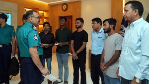 সহযোগী পুলিশ হচ্ছেন ডাকাত ধরা ছয় নিরাপত্তাকর্মী