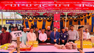 আলফাডাঙ্গায় ন্যায্যমূল্যোর বাজারে স্বল্প আয়ের মানুষের ভিড়