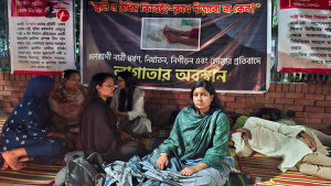 ধর্ষণের বিচারসহ পাঁচ দাবিতে ছয়দিন ধরে শাহবাগে অবস্থান ঢাবি শিক্ষার্থীর
