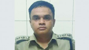 মাদক নিয়ন্ত্রণ কর্মকর্তার নারীসহ মাদক সেবনের ছবি ভাইরাল