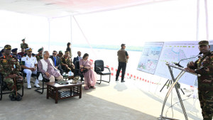 কক্সবাজার বিমানবন্দরের নির্মাণকাজ পরিদর্শন করলেন প্রধান উপদেষ্টা 