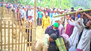 বাবা-মা-সন্তানকে পাশাপাশি দাফন, জানাজায় মানুষের ঢল