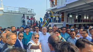 চট্টগ্রাম-সন্দ্বীপ রুটে চলল ফেরি, ৬ উপদেষ্টাকে নিয়ে সাগর পাড়ি