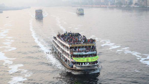 নৌপথে ঘরমুখো যাত্রীর ভিড়
