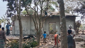 মাগুরায় হিটু শেখের বাড়িঘর ভেঙে গুঁড়িয়ে দিলো জনতা