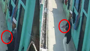 অস্ত্র হাতে তালা ভেঙে বাসায় ঢোকার চেষ্টা দুই যুবকের 