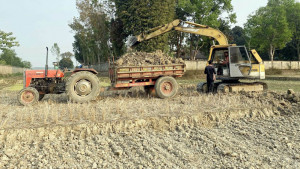 ফসলি জমির টপ সয়েল বিক্রি, ফসলহানির শঙ্কা
