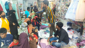 বিপণিবিতান-ফুটপাতে জমে উঠছে ঈদের বেচাকেনা