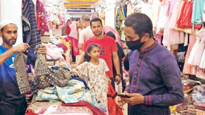 লক্ষ্মীপুরে  ক্রেতার পছন্দ  দেশি পোশাক
