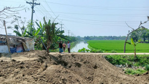 ভবন নির্মাণে সরকারি কালভার্টের মুখ ভরাট