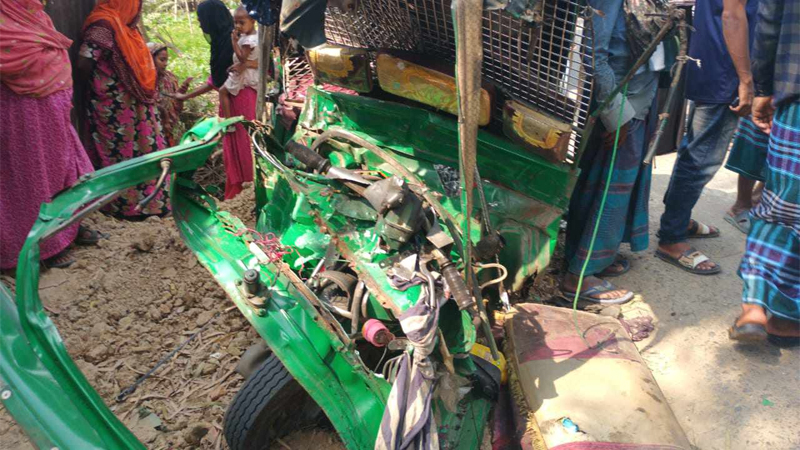 কালিয়াকৈরে ইটভর্তি ট্রাক-সিএনজির সংঘর্ষে নিহত ৩ কালিয়াকৈরে ইটভর্তি ট্রাক-সিএনজির সংঘর্ষে নিহত ৩