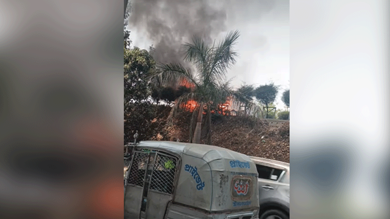 হাতিরঝিলে চলন্ত গাড়িতে আগুন হাতিরঝিলে চলন্ত গাড়িতে আগুন