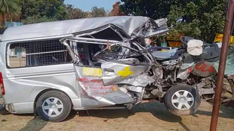 স্ট্রোক করলে নেওয়া হচ্ছিল হাসপাতালে, ট্রাক-অ্যাম্বুলেন্স সংঘর্ষে রোগীসহ নিহত ৩ স্ট্রোক করলে নেওয়া হচ্ছিল হাসপাতালে, ট্রাক-অ্যাম্বুলেন্স সংঘর্ষে রোগীসহ নিহত ৩