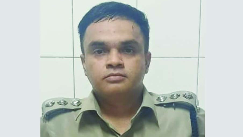 মাদক নিয়ন্ত্রণ কর্মকর্তার নারীসহ মাদক সেবনের ছবি ভাইরাল মাদক নিয়ন্ত্রণ কর্মকর্তার নারীসহ মাদক সেবনের ছবি ভাইরাল