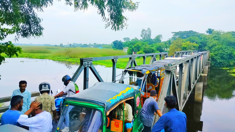 ঈদে ঘরমুখী মানুষের দুশ্চিন্তার কারণ ফতেপুর বেইলি সেতু ঈদে ঘরমুখী মানুষের দুশ্চিন্তার কারণ ফতেপুর বেইলি সেতু