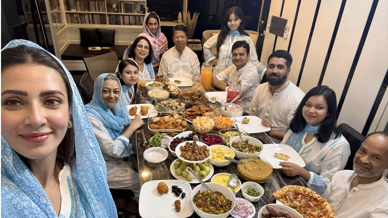 এবারও প্রিয়জনদের নিয়ে ইফতার করলেন মিম এবারও প্রিয়জনদের নিয়ে ইফতার করলেন মিম