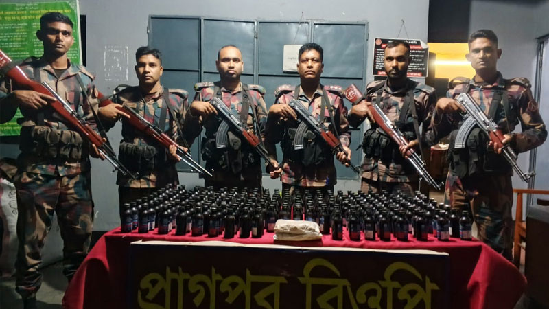 দৌলতপুর সীমান্তে বিজিবির অভিযানে মাদকসহ নারী আটক দৌলতপুর সীমান্তে বিজিবির অভিযানে মাদকসহ নারী আটক