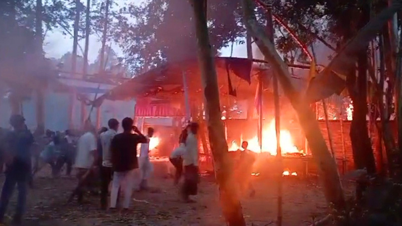 দিনাজপুরে মাজারে ভাঙচুর-আগুন, যেতে পারছে না পুলিশ দিনাজপুরে মাজারে ভাঙচুর-আগুন, যেতে পারছে না পুলিশ