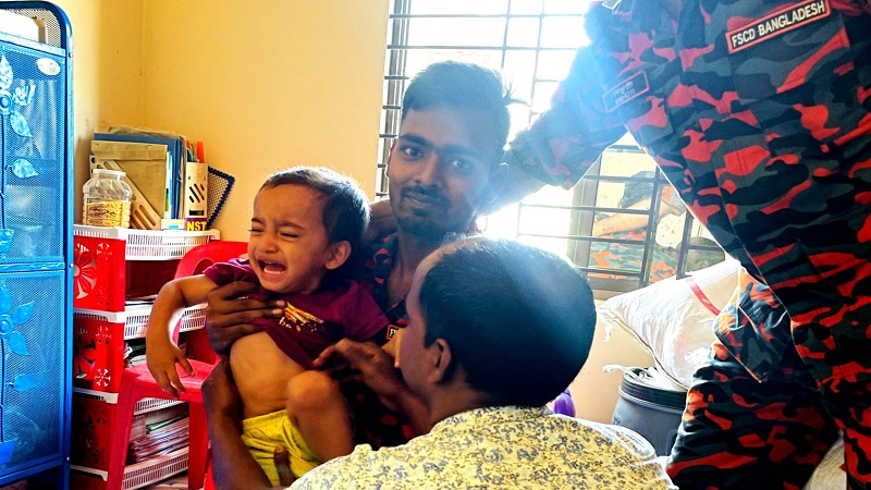 খেলার সময় ধাক্কা লেগে দরজা লকড, শিশুকে উদ্ধার করল ফায়ার সার্ভিস খেলার সময় ধাক্কা লেগে দরজা লকড, শিশুকে উদ্ধার করল ফায়ার সার্ভিস